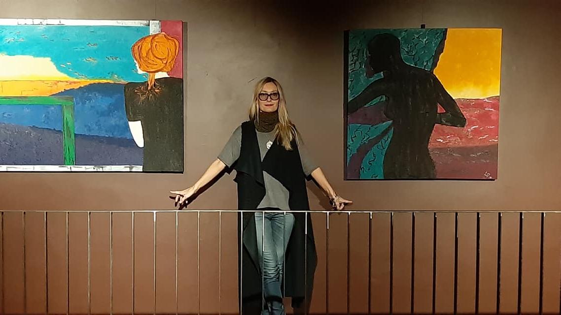 Lucia, impiegata di Pisa, in mezzo alle sue creazioni