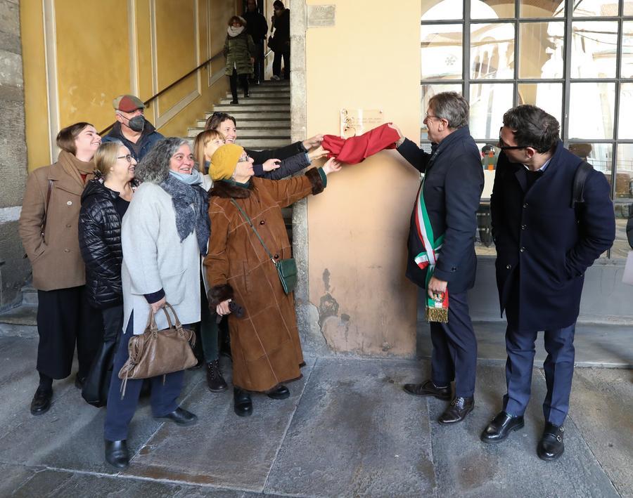 Modena, a Palazzo Comunale una targa contro i femminicidi