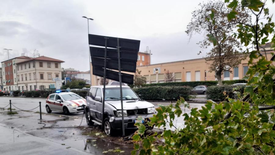 L'auto incidentata su viale Ippolito Nievo