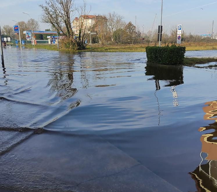 Lido Volano, il mare non dà tregua: ancora allerta. Uno spazio per cittadini in difficoltà