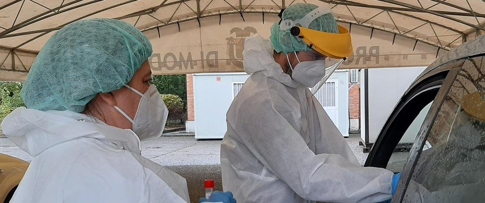 Boom di contagi nel Modenese: sono 500 al giorno In una settimana 16 persone decedute 