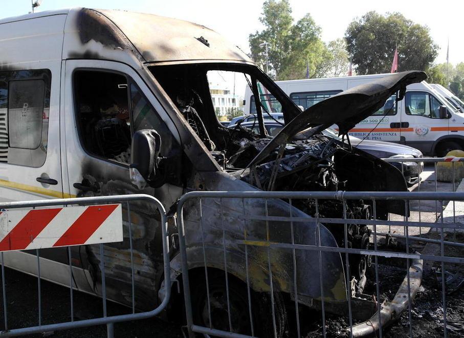 In fiamme un furgone che trasporta i disabili 