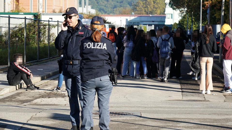 Il pestaggio, il pugno del prof poi l’autista ferito. Il grido dei presidi di Pontedera: «Non possiamo fermare i violenti da soli»