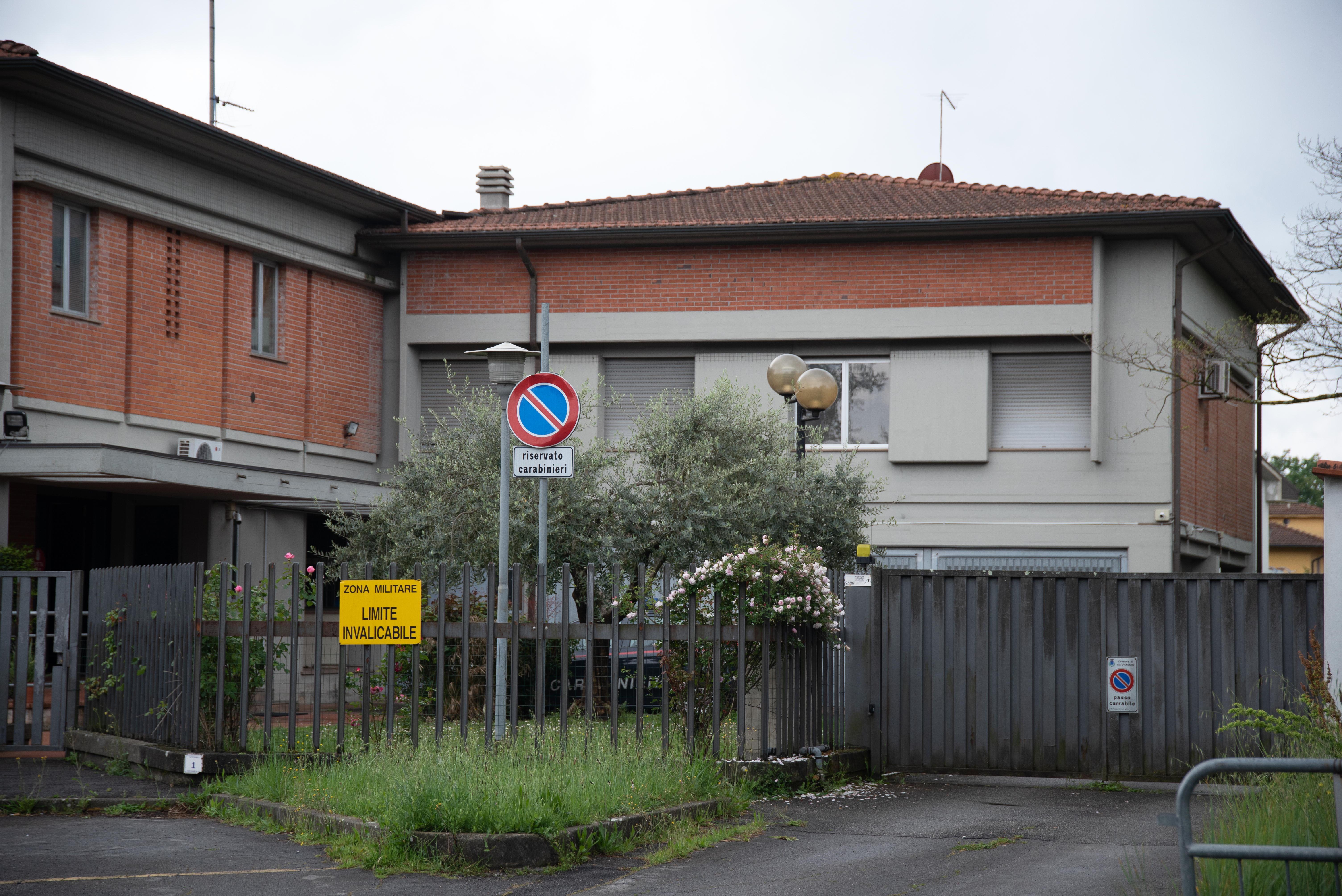 La caserma dei carabinieri di Altopascio: i militari hanno individuato e arrestato i due francesi
