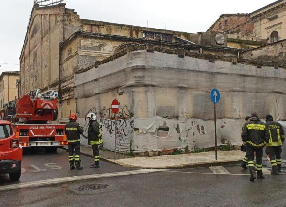 Pericolo Ex Cinema Adriano Strada Chiusa E Transenne Il Tirreno