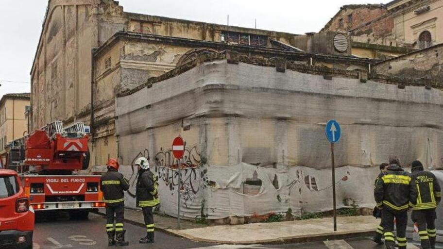 Pericolo ex cinema Adriano: strada chiusa e transenne