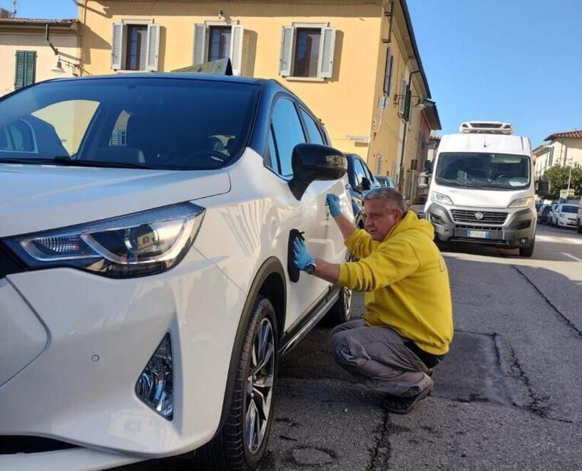 Era tornitore, Michele si reinventa: lava auto a domicilio con saponi eco