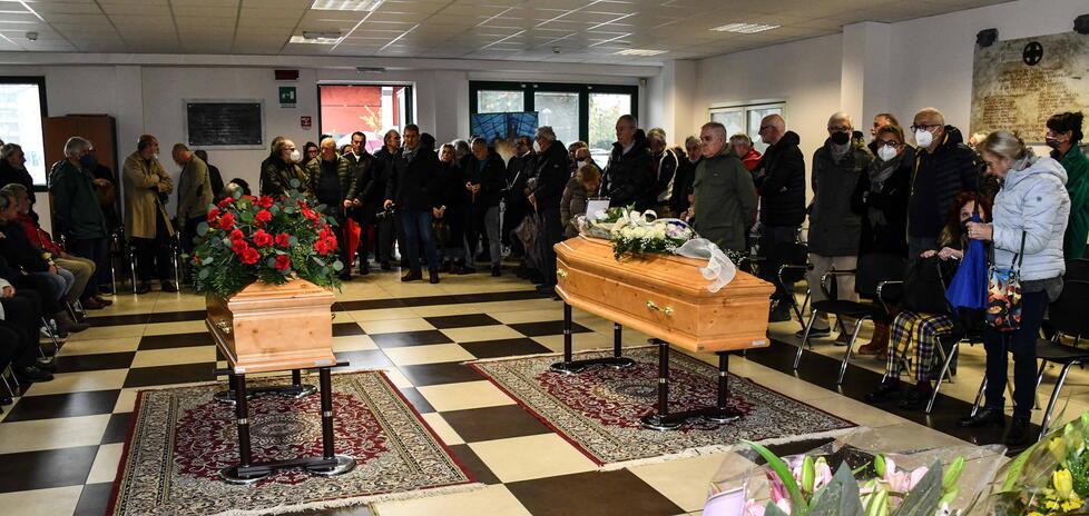 Una folla per Luca e Lyudmyla  per un addio tra lacrime e ricordi