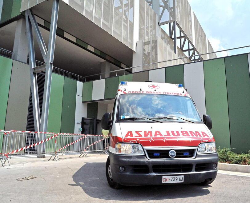 Pistoia, la protesta di una donna: «Da 50 ore al pronto soccorso»