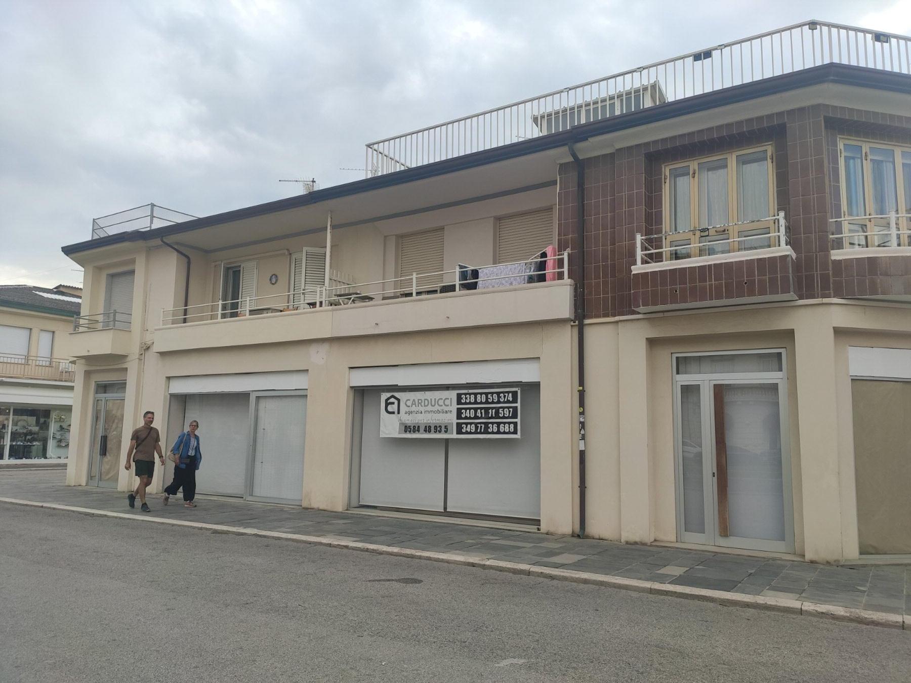 Uno dei fondi della Passeggiata chiusi di recente