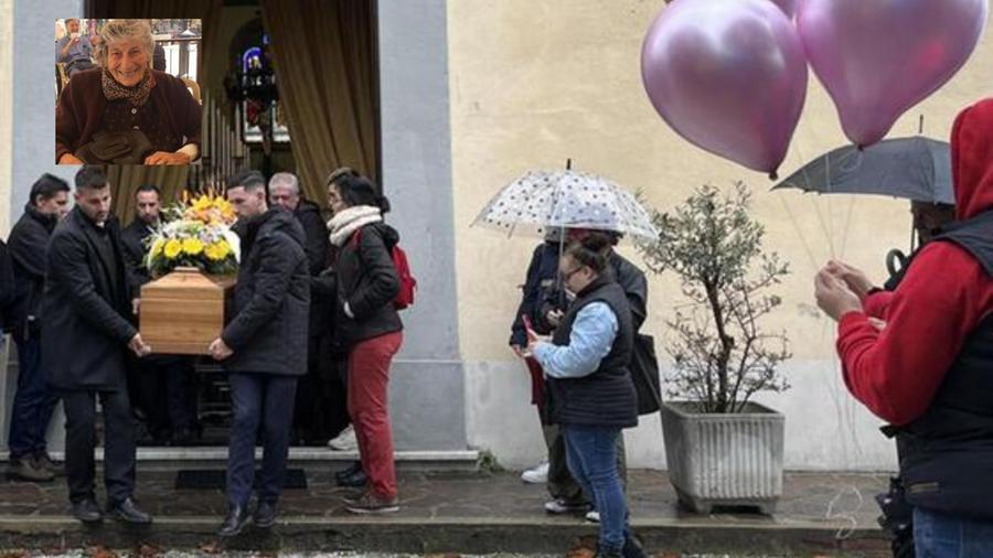 
	Il funerale di Nonna Giovanna e - nel riquadro - la 91enne star dei social trovato nel camino della sua abitazione (Foto di Franco Silvi)

