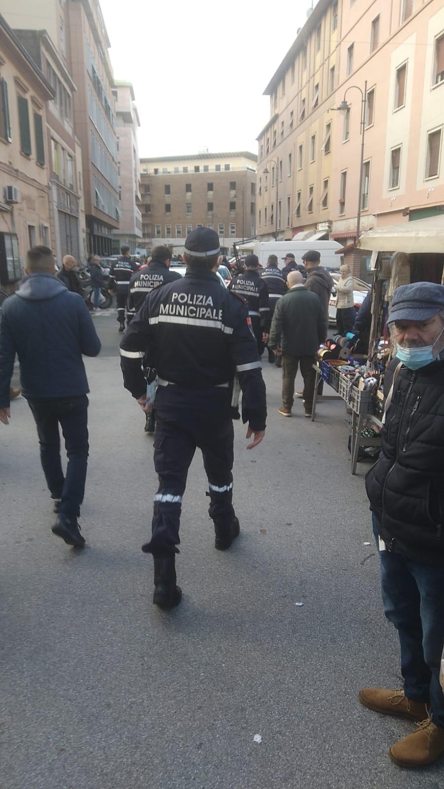 Caos in via Buontalenti, dà in escandescenze e morde un agente: arrestato dalla municipale