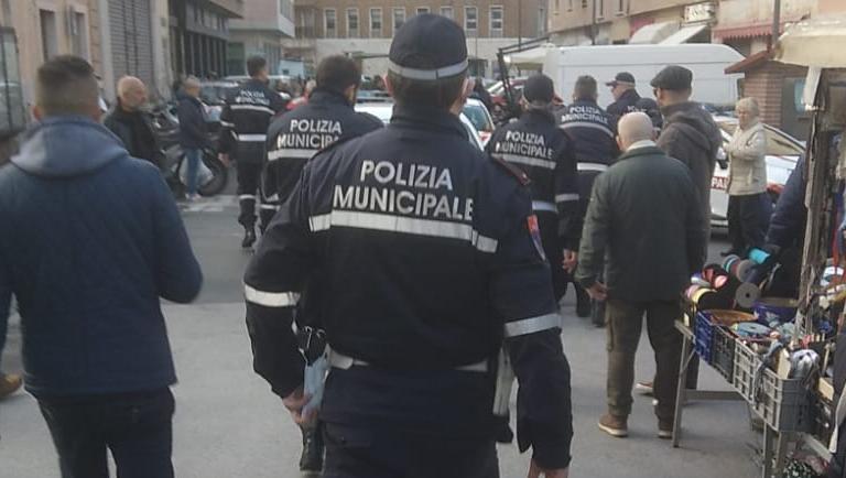 Caos in via Buontalenti, dà in escandescenze e morde un agente: arrestato dalla municipale