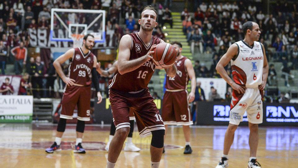 LL a Oleggio per non fermarsi più: «Occhio, sono un animale ferito» 