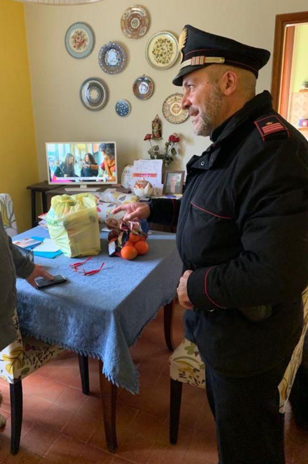 Anziano rimasto senza soldi per la spesa aiutato dai carabinieri