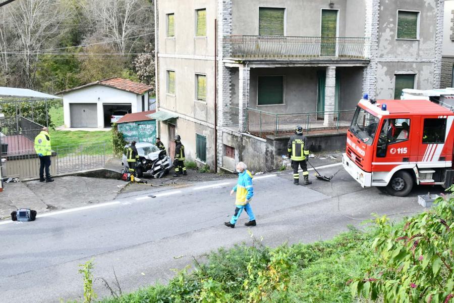 Lucca, fuori strada con l’auto: morti due coniugi