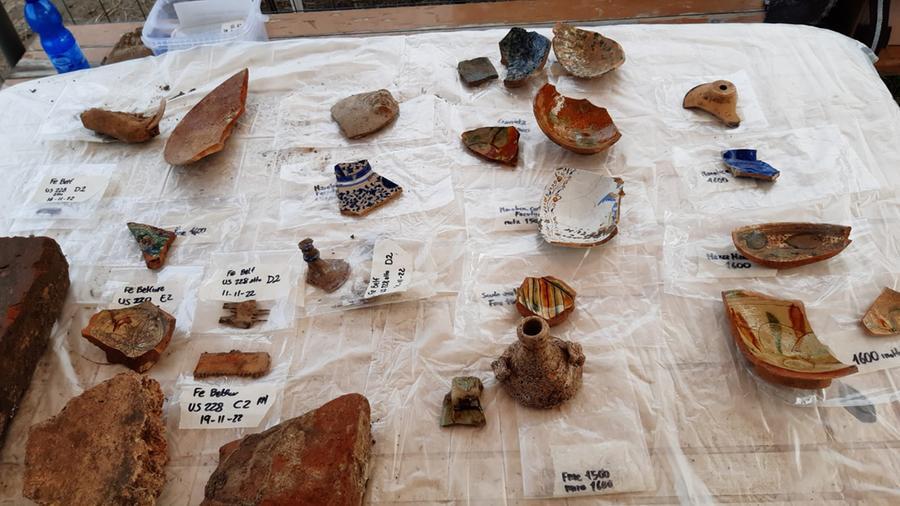 Studenti e volontari “archeologi” scoprono il deposito di oggetti dell’antica delizia estense