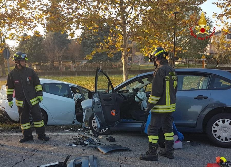 Frontale tra auto a Fontana, cinque feriti