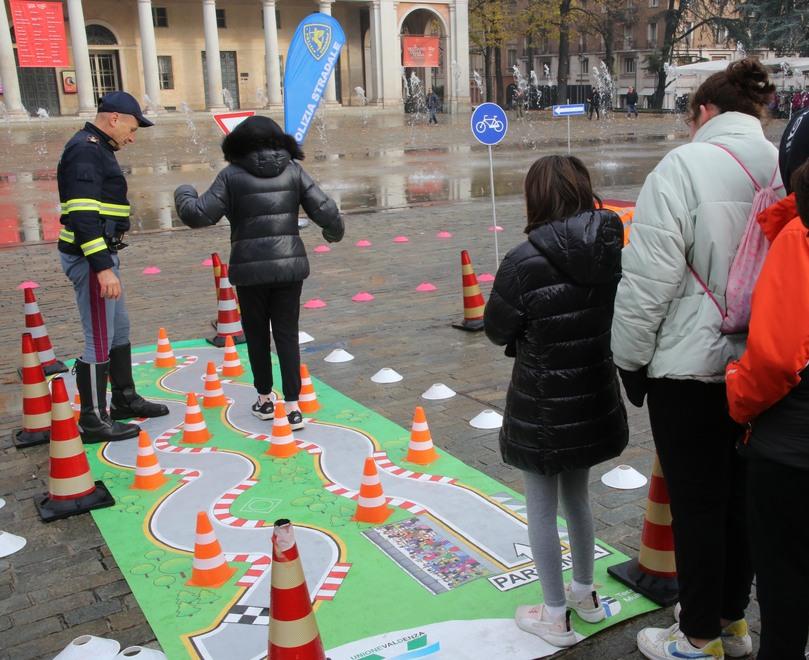 Gli studenti a lezione di sicurezza stradale per imparare a evitare i rischi