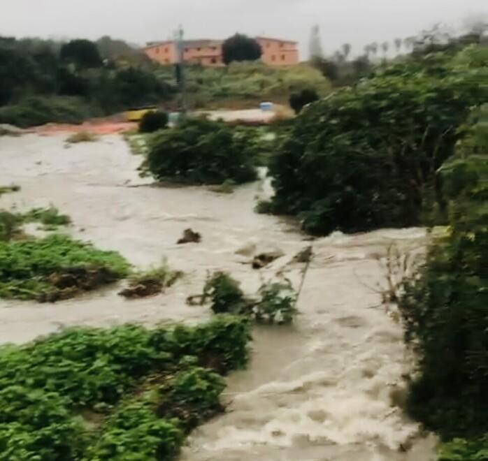 Sassari, la pioggia fa tracimare il rio Sant’Orsola 