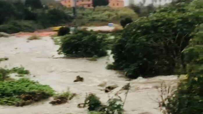 Sassari, la pioggia fa tracimare il rio Sant’Orsola 