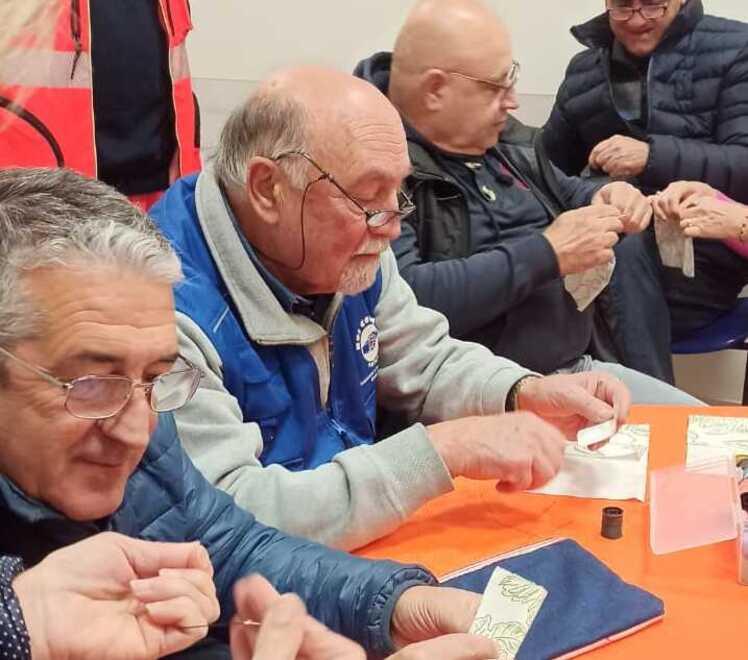 Uomini rammendano contro gli stereotipi e la violenza di genere