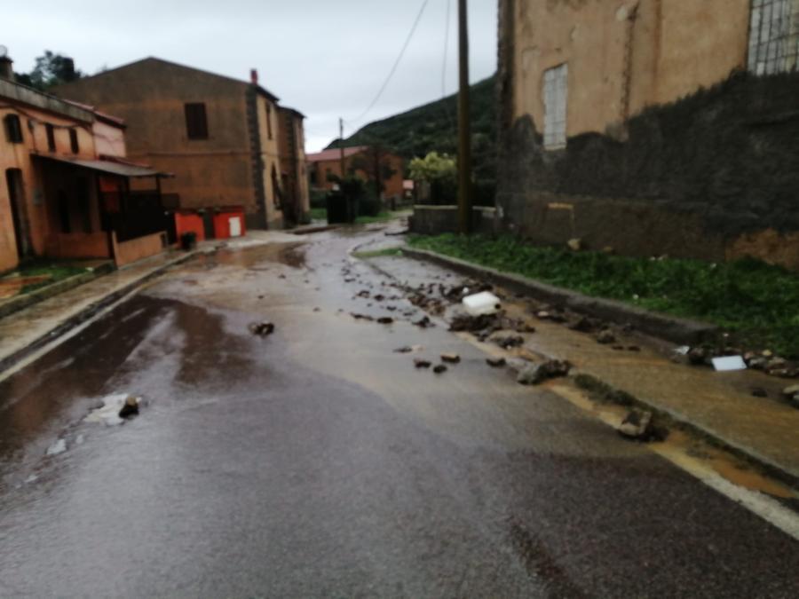 Argentiera, esplodono i tombini: strade come canali e case allagate