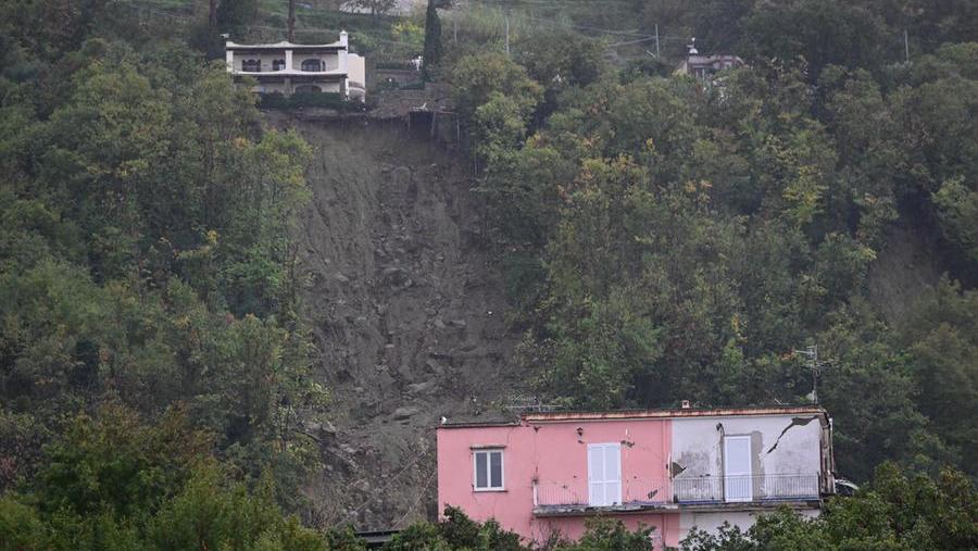 Frana a Ischia, Casamicciola devastata da un fiume di fango: tra paura e speranza per i tanti che mancano all'appello