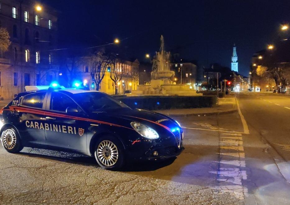 Modena. Ubriaco e con un coltello: preso E la piazza applaude i carabinieri 