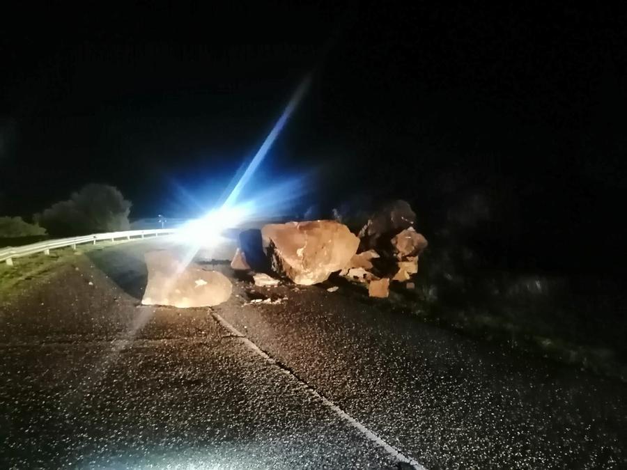 La Alghero-Bosa chiusa per frana