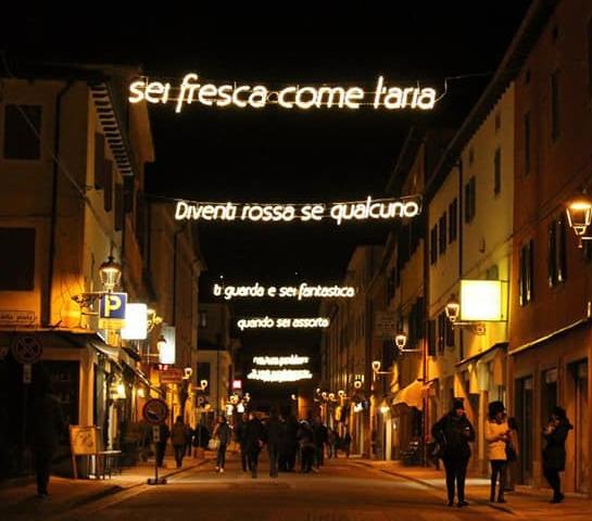 Zocca. I fan si ribellano: «Sbagliato spegnere le luminarie Albachiara di Vasco» E scatta la colletta