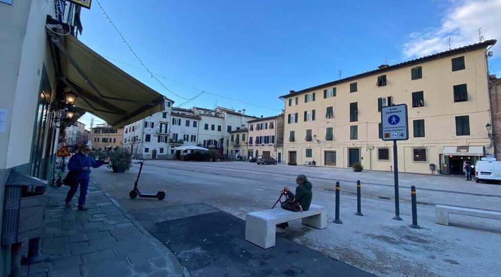 Piazza San Francesco senza più i tavoli del bar e della pizzeria di Marameo