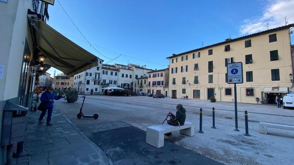 Piazza San Francesco senza più i tavoli del bar e della pizzeria di Marameo