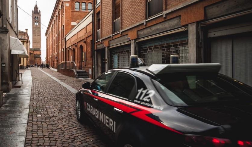 Carpi. Ruba abbigliamento e spintona l’addetto alla sicurezza. Arrestato per rapina