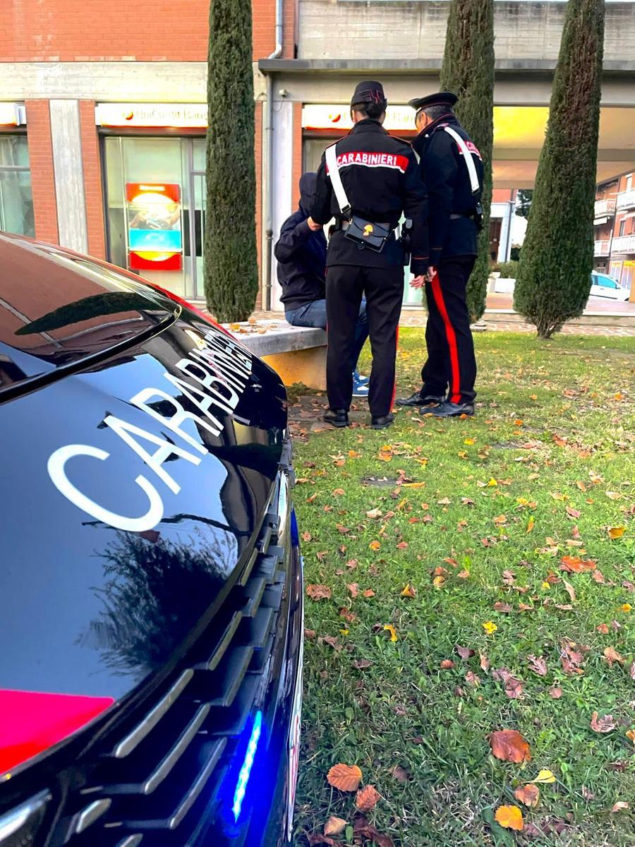 Maranello, finge di cercare la moglie e svuota la cassa a un centro estetico
