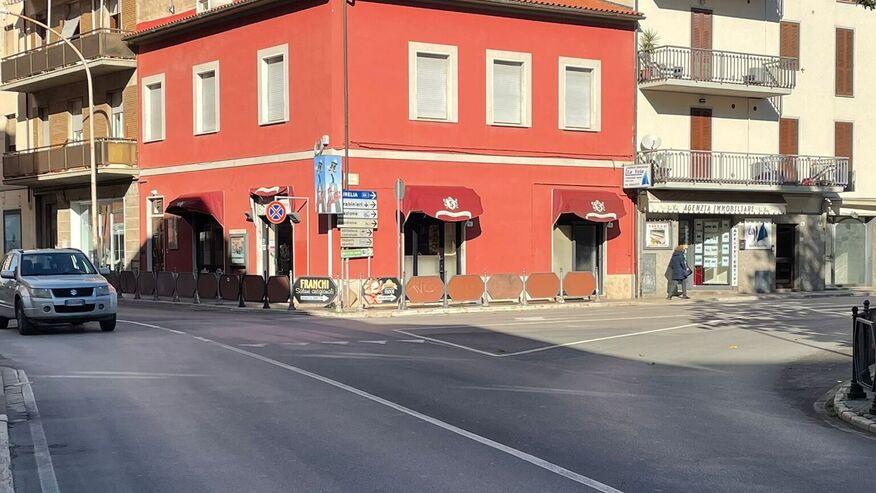 Follonica, l’esperimento che sa di svolta: c’è la rotatoria in via Bicocchi