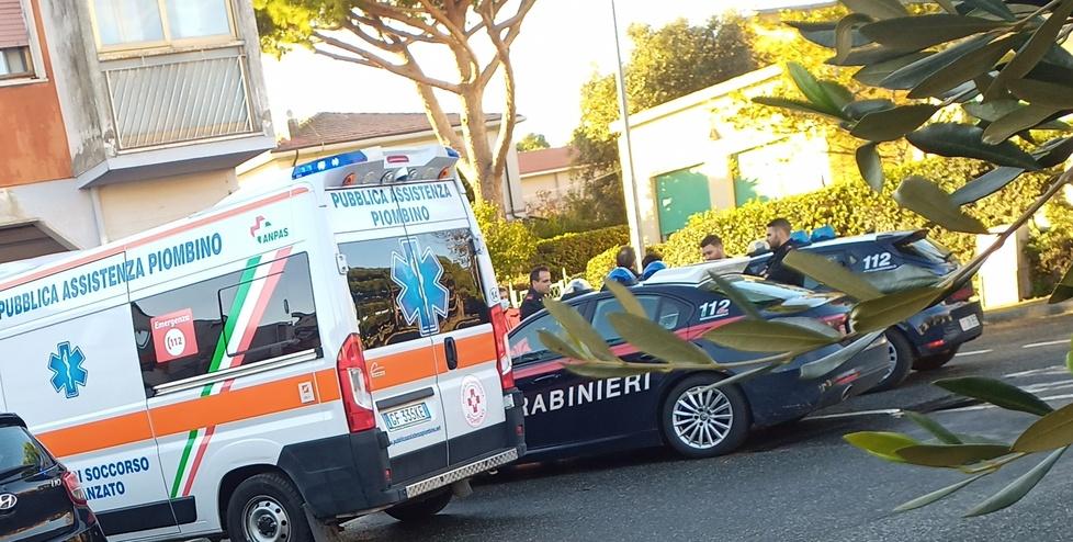 Carabinieri e l’ambulanza intervenuti ieri mattina davanti alla scuola elementare di Populonia Stazione