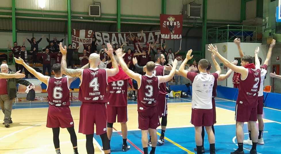 Il grazie della Libertas alla trentina di tifosi arrivati da Livorno a Vanzaghello