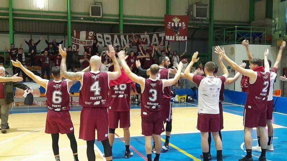 Il grazie della Libertas alla trentina di tifosi arrivati da Livorno a Vanzaghello