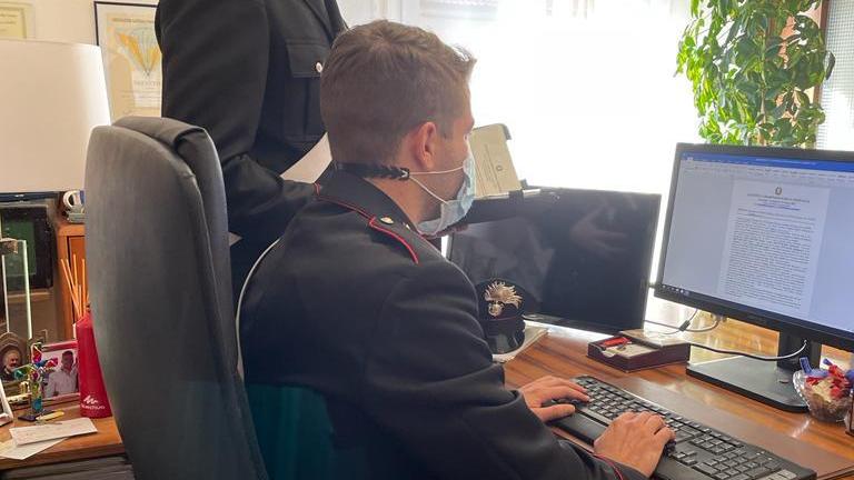 Si finge uomo innamorato su Facebook per spillarle soldi, denunciato un 33enne