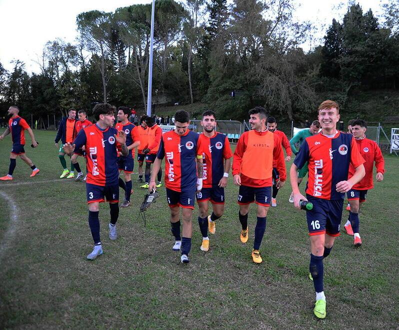 Si infiamma il derby della costa di fronte i due migliori attacchi
