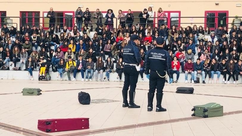 La polizia locale di Sassari torna nelle scuole e lancia “Io dico No alla droga”