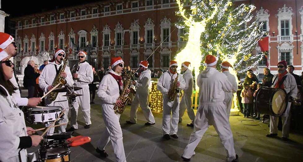 Tre, due, uno. La città accende il Natale L’assessore Balloni: così Massa è più bella