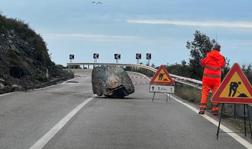 Il masso caduto sulla carreggiata della Sp25
