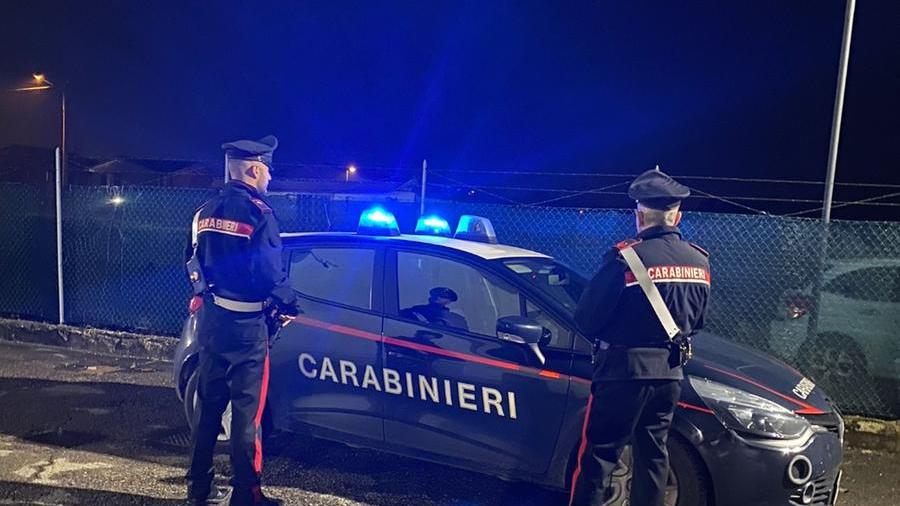 Controlli dei carabinieri a Bibbiano, pregiudicati in giro nel paese