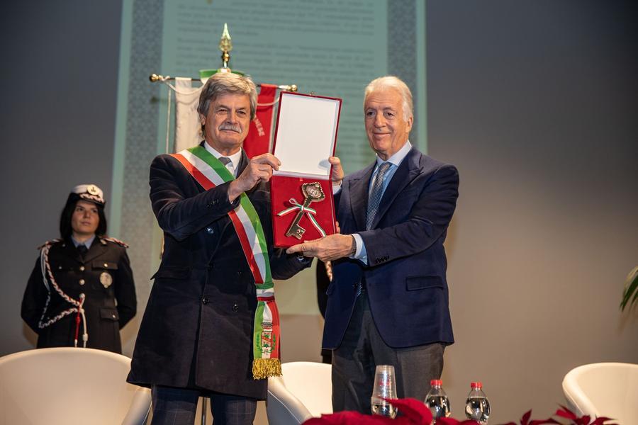 Sindaco di Fiorano consegna le chiavi città a Piero Ferrari