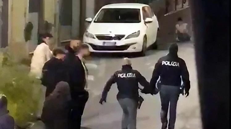 Picchia con un manganello un giovane durante un arresto: provvedimento disciplinare per il poliziotto