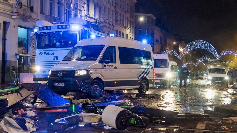 Guerriglia urbana a Bruxelles dopo Belgio-Marocco: i tifosi assaltano il centro e danno fuoco alle auto