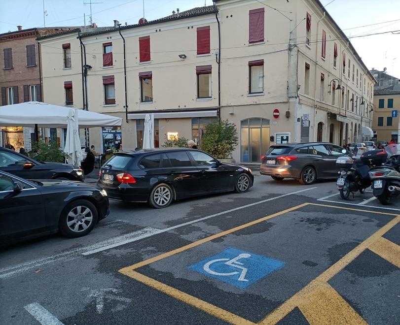 Lavori e mancati divieti, assedio delle auto al centro di Ferrara