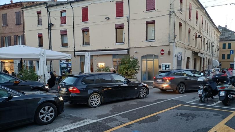 Lavori e mancati divieti, assedio delle auto al centro di Ferrara